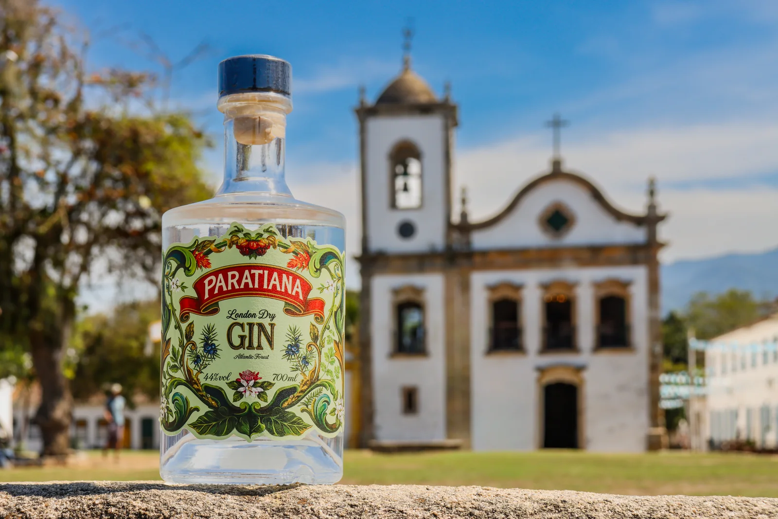 Garrafa do Gin Paratiana diante da Igreja de Santa Rita, em Paraty